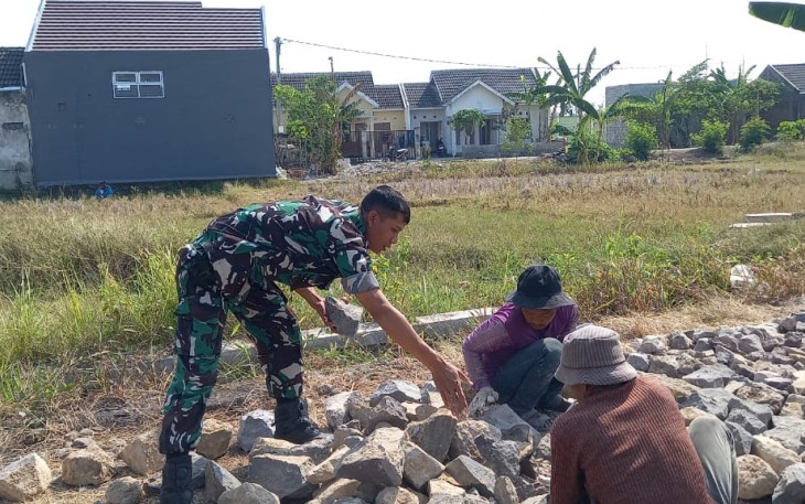 Babinsa Desa Kepet Laksanakan Karya Bakti Pengerasan Jalan di Dusun Kayang