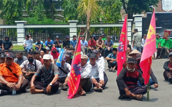 Elemen petani, buruh, mahasiswa, dan masyarakat yang tergabung dalam Aliansi Pejuang Rakyat (APERA) Solo Raya, menggelar unjuk rasa memperingati Hari Tani Nasional, di halaman Gedung DPRD Karanganyar, Selasa (24/9/2024)