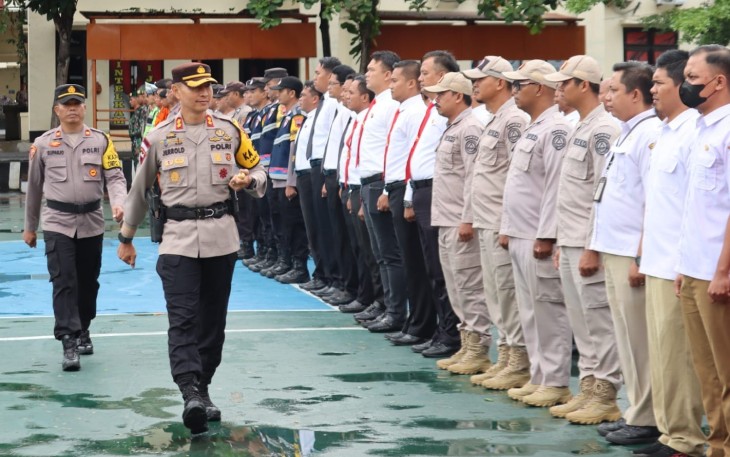 Kapolres Karanganyar AKBP Jerrold Hendra Yosef Kumontoy melakukan pengecekan personel saat apel kesiapsiagaan bencana, di Lapangan. Wira Satya Polres Karanganyar, Senin (9/12/2024)