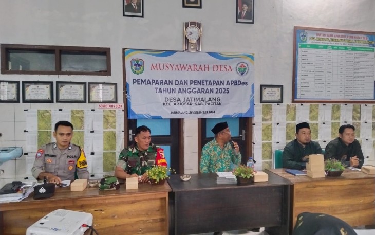Serda Sujoko Babinsa Koramil 0801/03 Arjosari, menghadiri acara kegiatan MUSDES pemaparan dan penempatan APBDes tahun anggaran 2025 bertempat di Balai Desa Jatimalang kec. Arjosari Kab Pacitan, Kamis (26/12/2024)