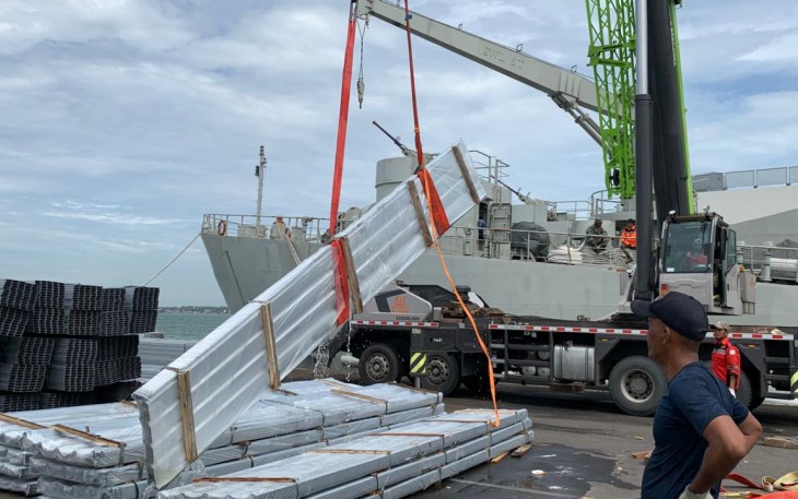KRI Teluk Youtefa-522 Angkut Bantuan Kemanusiaan Untuk Pengungsi Erupsi Lewatobi Laki-laki