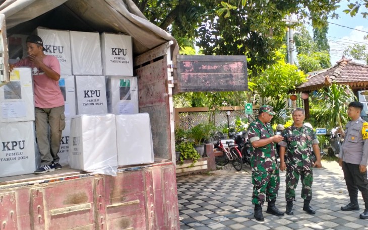 Babinsa dan Babinkamtibmas Kawal Pengiriman Logistik Pemilu 2024