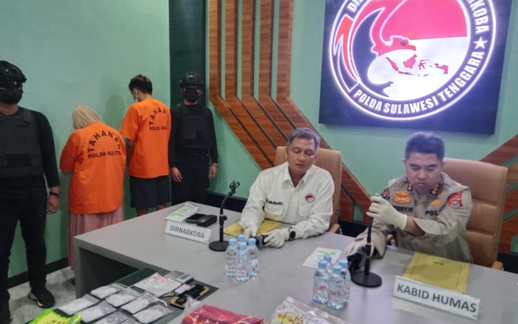 Dir Resnarkoba Kombes Pol Bambang Tjahjo Bawono didampingi Kabid Humas Kombes Pol Ferry Walintukan dalam Konferensi Pers di Aula Ditresnarkoba, Senin 8 Januari 2024