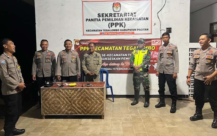 Anggota Koramil 0801/04 Tegalombo Bersama Pihak Polsek saat Amankan Kotak Suara di Sekretariat PPK