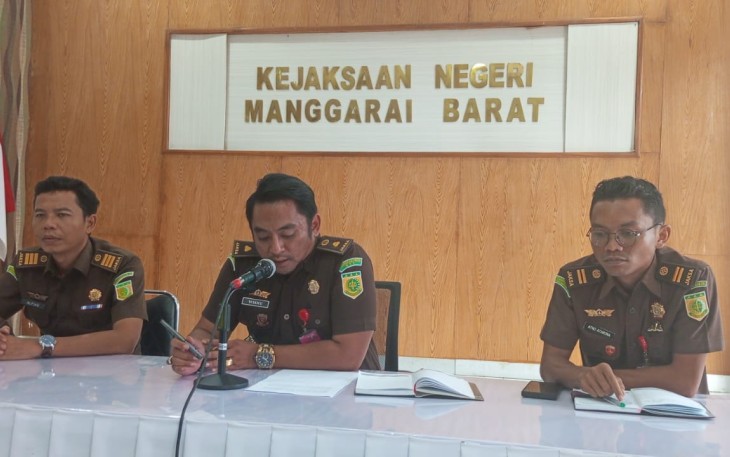 Tim Jaksa Tindak Pidana Korupsi Kejaksaan Negeri Manggarai Barat Saat Gelar Konpers Bersama Awak Media