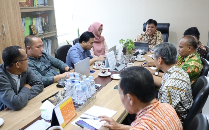 Plh Kepala Pusat Strategi Kebijakan Kewilayahan, Kependudukan dan Pelayanan Publik (KKPP) Faisal Syarif saat memimpin Rapat Pembahasan Tindak Lanjut Kerjasama dengan Plan C. Kegiatan  tersebut dilaksanakan  di Ruang Rapat  Pusat KKPP Lantai 3 Kantor BSKDN pada hari Kamis, 11 Januari 2024. 