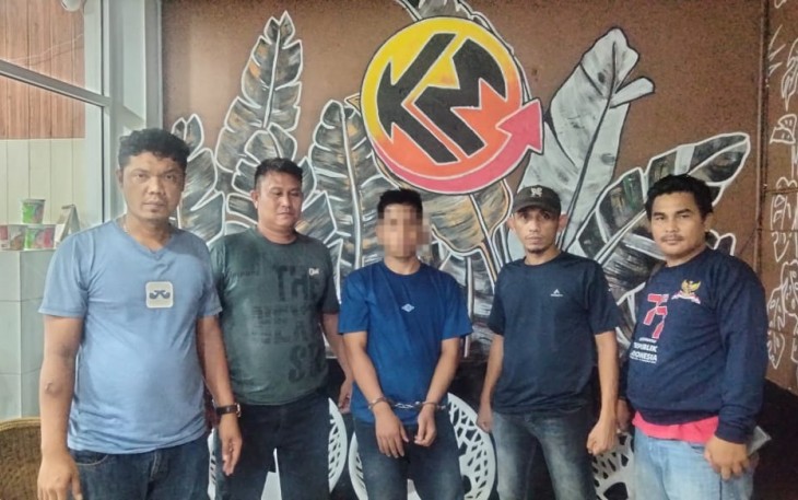 Terduga Pelaku diborgol berinisial PS (19), saat diamankan Tim Polsek Padang Bolak.