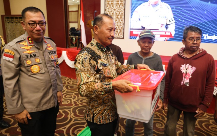 Kapolda Kepulauan Riau Irjen Pol. Yan Fitri Halimansyah menyerahkan 500 paket sembako kepada masyarakat di Aula Wan Seri Beni, Tanjungpinang, Kamis (4/1). Kegiatan ini merupakan bagian dari Bakti Sosial Polri Peduli Masyarakat yang bertujuan untuk meningkatkan kesejahteraan dan kesehatan masyarakat Kepri