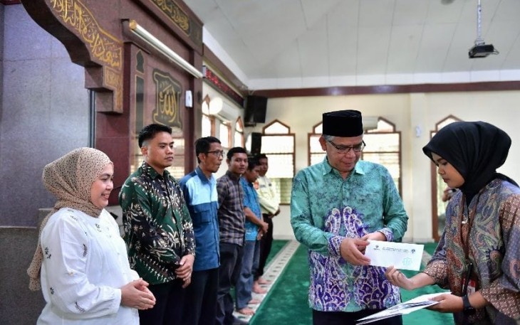 Ketua UPZ Baznas Kemenpora, Esa Sukmawijaya saat Salurkan Zakat Tahap Pertama Kepada 68 Pegawai