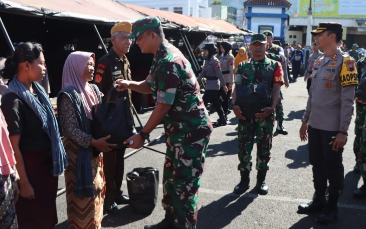 Kegiatan bakti sosial Polres dan Kodim/0727 Karanganyar di Pasar Tawangmangu, Kamis (4/1/2024).