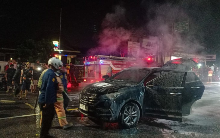 Mobil Terbakar Depan Polsek Bawen