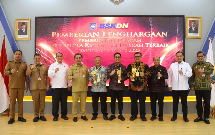BSKDN Kemendagri Beri Penghargaan kepada Pemerintah Daerah dengan Kinerja Keuangan Terbaik 