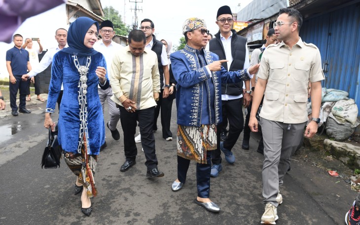 Menteri Desa dan Pembangunan Daerah Tertinggal Yandri Susanto didampingi Penasihat DWP Kemendes PDT Ratu Rachmatu Zakiyah dan Utusan Khusus Presiden Bidang Pembinaan Generasi Muda dan Pekerja Seni Raffi Ahmad menuju Kantor Desa Nagrak Utara, Nagrak, Sukabumi, Selasa (24/12/2024). Kunjungan ke Nagrak Utara ini dalam rangka peluncuran Pemuda Pelopor Desa dan Penggerak Kebudayaan