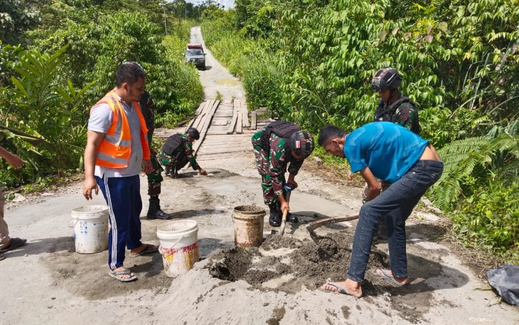  Pos Senggi Satgas Yonif 310/KK bersama warga bergotong royong perbaiki jalan dan jembatan yang menghubungkan Kampung Senggi dan Kampung Warlef di Distrik Senggi, Kabupaten Keerom, Papua, Sabtu (13/1/2024)