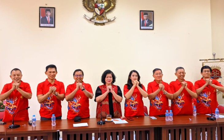Ketua Panitia Imlek 2024, Sumartono Hadinoto, bersama jajaran panitia saat konferensi pers di Gedung PMS Jl. Mertolulutan, Kecamatan Jebres, Solo, pada Senin pagi (30/1/2024).