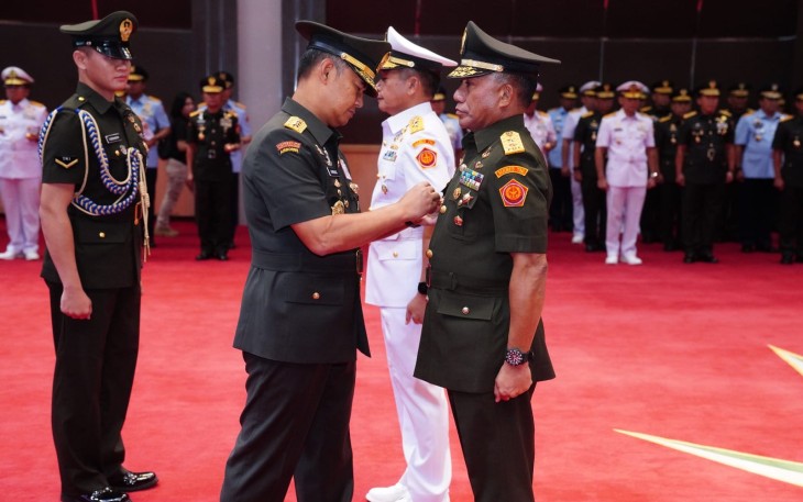 Kepala Staf Umum (Kasum) TNI Letjen TNI Bambang Ismawan, S.E., M.M. mewakili Panglima TNI Jenderal TNI Agus Subiyanto memimpin serah terima jabatan Asisten Operasi Panglima TNI dari Lakdsa TNI Rahmad Jayadi kepada Mayjen TNI Gabriel Lema, S.Sos. bertempat di gedung Gatot Soebroto Denma Mabes TNI, Cilangkap, Jakarta Timur, Senin (12/2/2024)