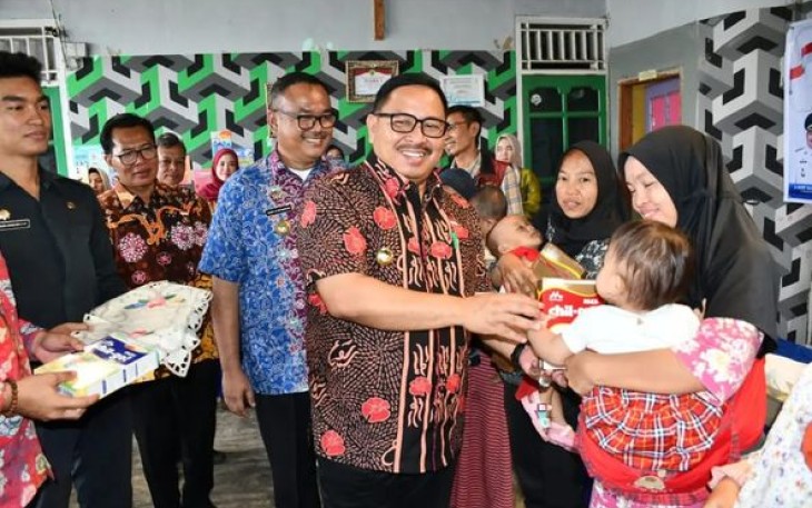 Pj Walikota Bengkulu Arif Gunadi didampingi Staf Ahli I Made Ardana dan Kadinsos menyerahkan secara simbolis makanan tambahan berupa susu kepada para Balita, di Posyandu Kasih Ibu, Kelurahan Sumber Jaya, Kecamatan Kampung Melayu, Kota Bengkulu, Kamis (22/2/2024)