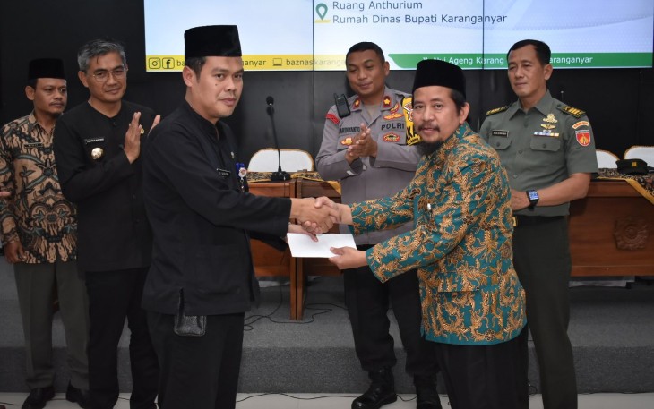 Kegiatan "Gerakan Cinta Zakat" Baznas Karanganyar bersama Forkompimda, Kepala OPD, Instansi vertikal, Kabag Lingkungan Setda Karanganyar dan Direksi BUMD, di ruang Anthurium Rumah Dinas Bupati Karanganyar, Kamis (28/3/2024)