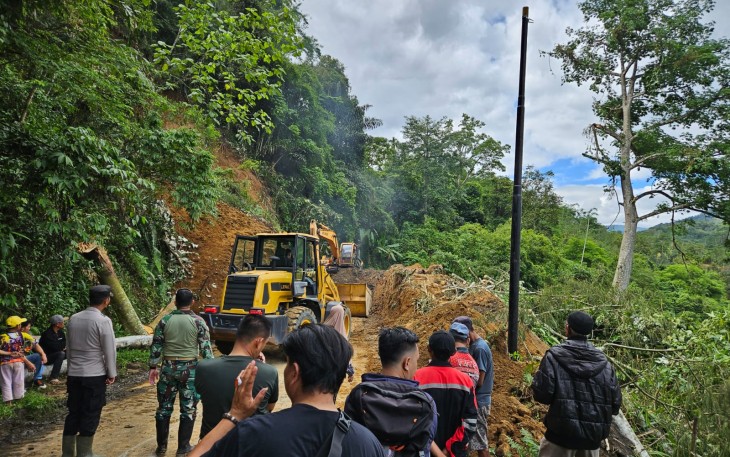 Musibah bencana tanah longsor kembali terjadi di Provinsi Bengkulu di jalur lintas Rejang Lebong-Lebong tepatnya di Desa Talang Ratu, Kecamatan Rimbo Pengadang Kabupaten Lebong pada Minggu (21/1)