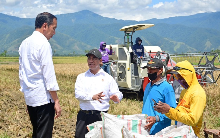 Menteri Pertanian Andi Amran Sulaiman  mendampingi Presiden Joko Widodo melakukan kunjungan kerja di Tolitoli, untuk meninjau stok beras dan memberikan bantuan pangan