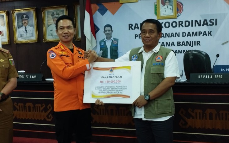 Deputi Bidang Penanganan Darurat BNPB Mayjen TNI Fajar Setyawan, S.I.P (kemeja putih dengan rompi hijau) saat memberikan simbolis bantuan di Kantor Gubernur Lampung, Selasa (27/2).