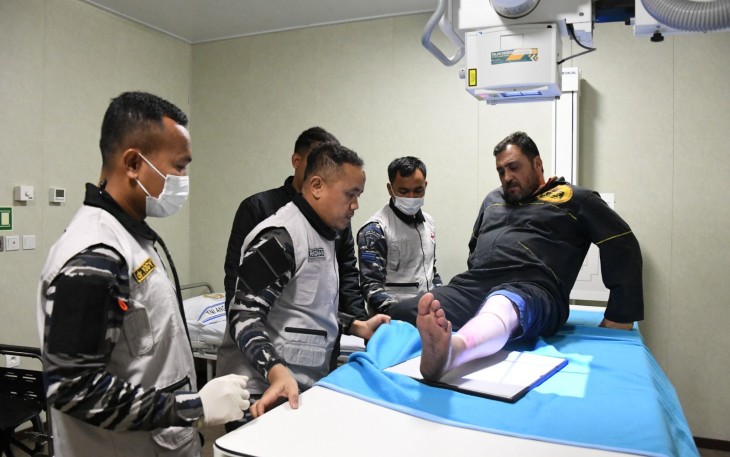 Personel KRI RJW-992 saat Bantu Korban Laka Laut saat Debarkasi Bantuan Kemanusiaan Konflik Gaza