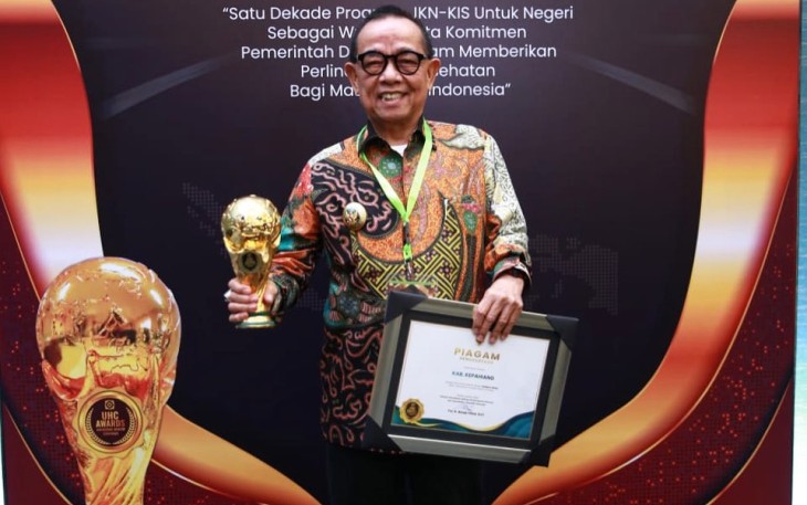 Bupati Kepahiang saat Terima Piagam Penghargaan 