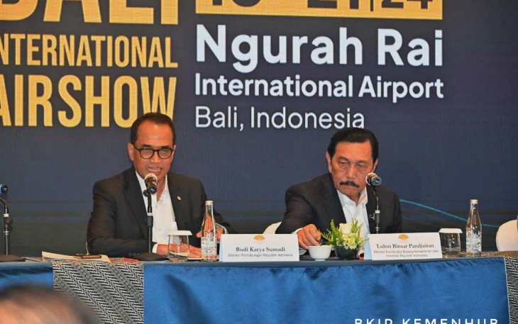 Menhub Budi Karya Sumadi bersama Menko Marves Luhut saat memberikan keterangan pers di Jakarta, Senin (19/8)