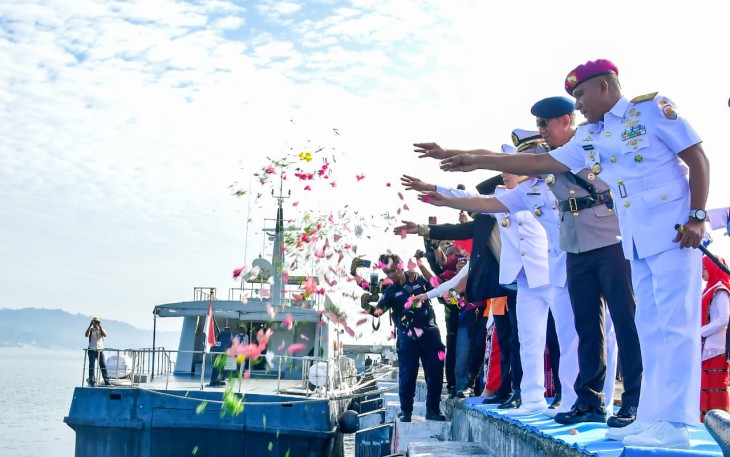 Danlantamal IX saat Tabur Bunga Peringati Hari Pahlawan Nasional Martha Christina Tiahahu Ke-206