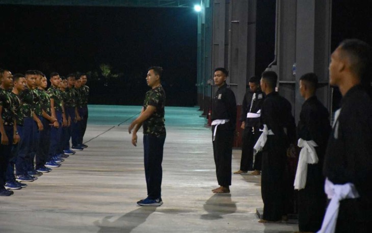  Prajurit Rajawali Laut Wing Udara 2 Puspenerbal Juanda mulai dari Tamtama, Bintara, dan Perwira melaksanakan latihan rutin beladiri Pencak Silat di Shelter Skuadron Udara 100 Wing Udara 2 Juanda, Kamis (25/1/2024)