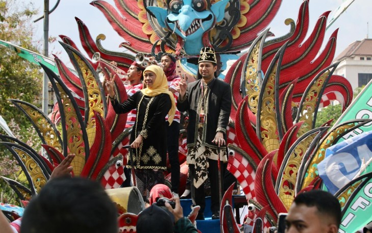 Arak-arakan Ribuan Pendukung Antar Khofifah-Emil ke Tugu Pahlawan Deklarasi Kampanye Damai