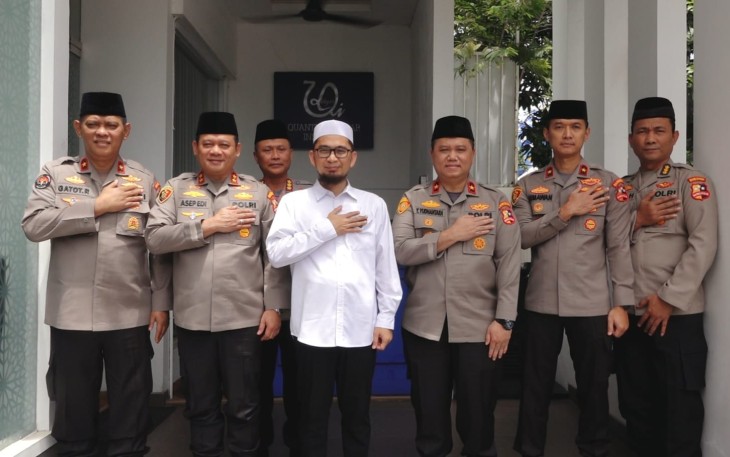 Ustaz Adi Hidayat (UAH) menerima kunjungan Kepala Operasi Nusantara Cooling (Kaops NCS) Polri, Irjen Asep Edi Suheri di Kantor Quantum Akhyar Institute, Kota Bekasi, Senin (22/1/2022).