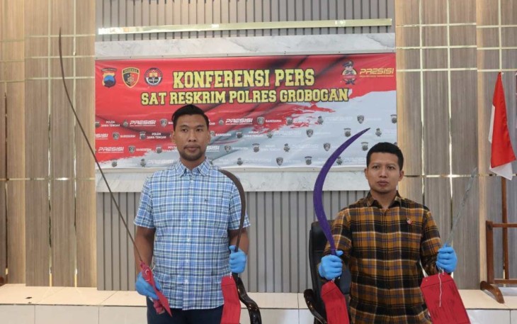 Polisi saat menunjukan barang bukti