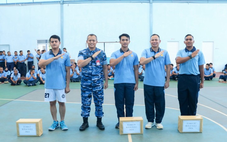  Menumbuhkan rasa kebersamaan, keakraban, juga sportivitas, Koops Udara I  menggelar pertandingan Voli Gembira bertempat di GOR Brahmastra Koops Udara I, Jumat (8/3/2024)