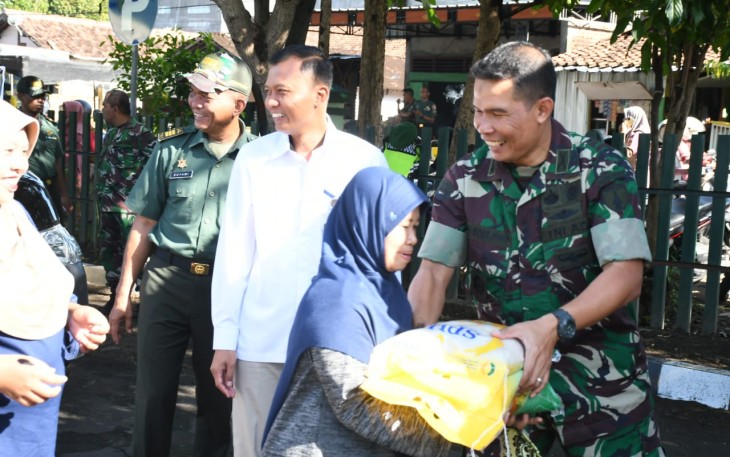 Operasi Pasar Beras Murah bertempat di Makodim 0802/Ponorogo, jalan Basuki Rahmat nomor 38, Kota / Kabupaten Ponorogo, Senin (04/03/2024).