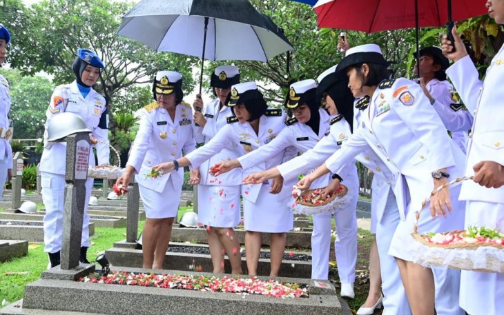 Korps Wanita TNI AL saat Gelar Ziarah Jelang HUT Ke-61 di Kalibata