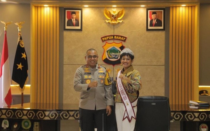 Thesia saat foto bersama Kapolda Papua Barat