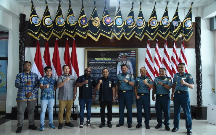 Panglima Komando Armada (Pangkoarmada III) Laksamana Muda TNI Hersan, S.E., M.Si., M.Tr.Opsla. menerima kunjungan kerja General Manager PT Kilang Pertamina Internasional RU VII Kasim, Yusuf Mansyur, ST, MBA di Ruang Kerja Pangkoarmada III Mako Armada III,  Katapop Kabupaten Sorong, Papua Barat, Rabu (03/01/24)