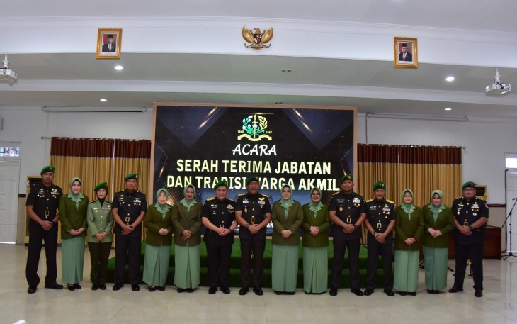 Serah Terima Jabatan dan Tradisi di Akademi Militer, yang dipimpin langsung oleh Gubernur Akademi Militer, Mayjen TNI R. Sidharta Wisnu Graha, S.E. Acara ini berlangsung di Gedung Leo Kailola Akmil Magelang pada Selasa, 16 Januari 2024