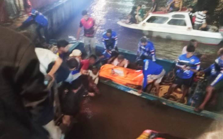 TNI AL Bersama Tim SAR saat evakuasi Korban Tenggelam di Sungai Martapura