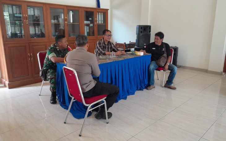 Babinsa Koramil 02/Madiun Bersama Tiga Pilar saat Komsos dengan Ketua KPPS