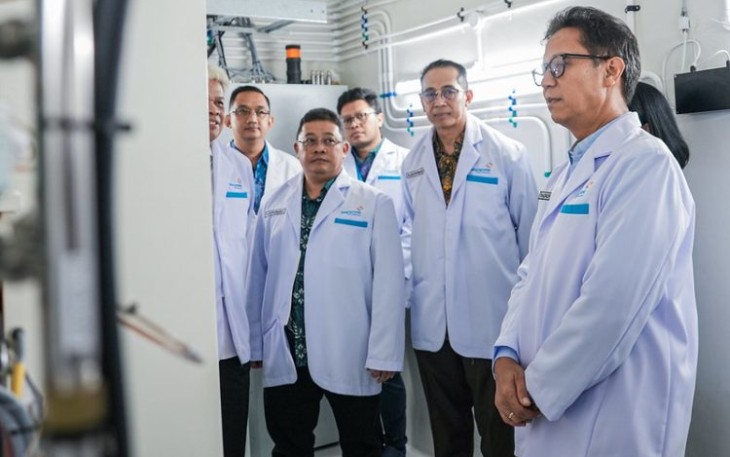 Menkes Budi Gunadi Sadikin saat meninjau fasilitas produksi PT Biofarma di Cikarang, Senin (9/9)