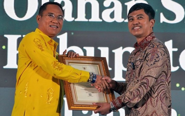 Wamenkes Prof Dante Saksono Harbuwono saat menerima cenderamata di Jakarta, Senin (9/12)