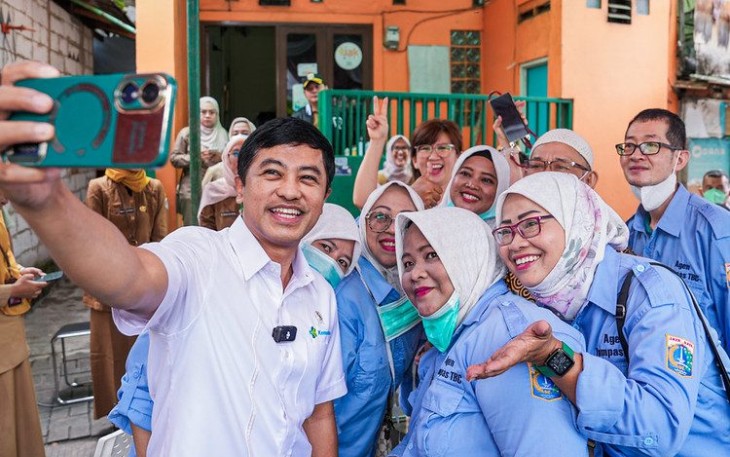Wamenkes Prof Dante Saksono Harbuwono selfi bersama kader kesehatan di Kelurahan Jelambar Baru, Kecamatan Grogol Petamburan, Jakarta, Senin (16/12)