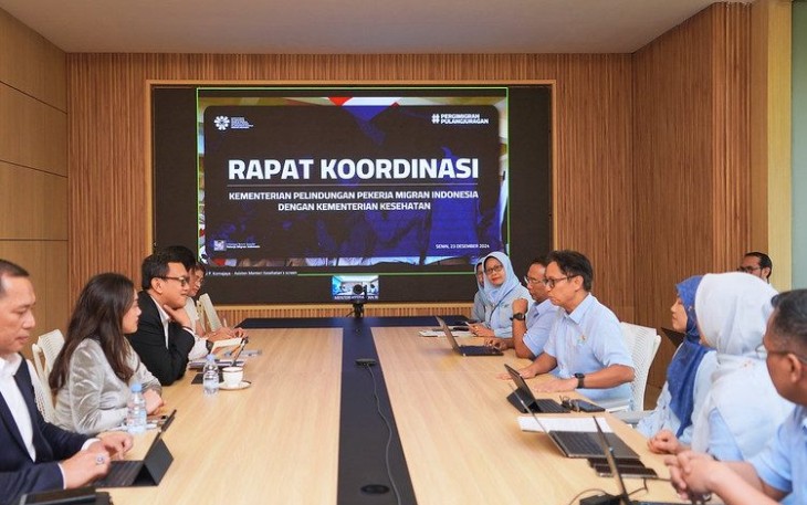Menkes Budi Gunadi Sadikin bersama Menteri P2MI Abdul Kadir Karding saat rakor penyelarasan regulasi dan pendidikan untuk pemenuhan tenaga kerja kesehatan di pasar global, Senin (23/12) 
