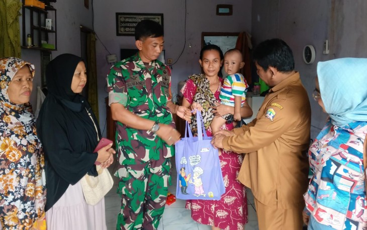 Babinsa Koramil 0602-01/Kota Serang Kodim 0602/Serang bekerjasama dengan Pemerintah Kelurahan Cimuncang, memberikan bantuan tambahan gizi berupa telur kepada anak dan balita, bertempat di wilayah Kelurahan Cimuncang Kecamatan Serang Kota Serang Provinsi Banten, Selasa (09/01/2024).