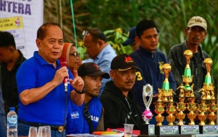 Syarief Hasan saat membuka turnamen sepak bola se-Kecamatan Kadupandak, Kabupaten Cianjur, Jawa Barat, yang berlangsung di lapangan sepak bola Desa Gandasari kecamatan Kadupandak, Cianjur, Rabu (17/1/2024). 