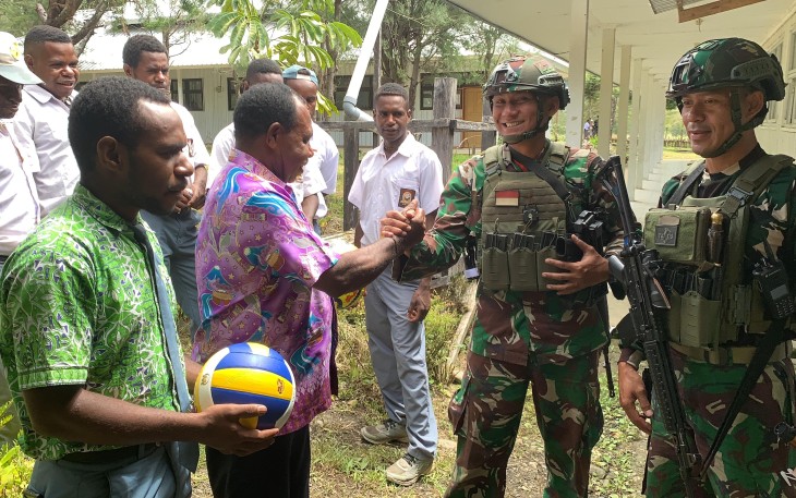 Satgas Yonif 323 Buaya Putih Kostrad Bagikan Sarana Olahraga