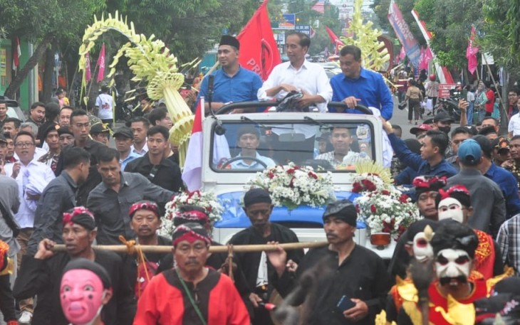 Pawai Presiden RI ke-7, Jokowi, bersama pasangan Calon Gubernur dan Wakil Gubernur Jawa Tengah, Ahmad Luthfi - Taj Yasin melintasi Jalan Lawu Karanganyar, Jumat (22/11/2024).