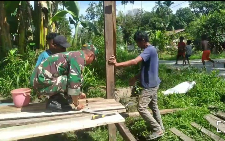 Babinsa Koramil 1710-07/Mapurujaya saat Gotong Royong Bantu Pembuatan Rumah Masyarakat Binaan